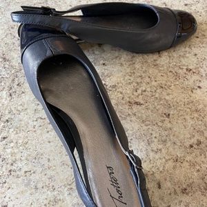 Trotters Women's Navy Blue Patten Leather Sling back dress shoes 10.5 NWT